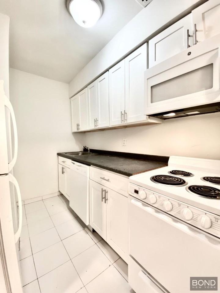 345 E 72nd St - Photo 4 of 10