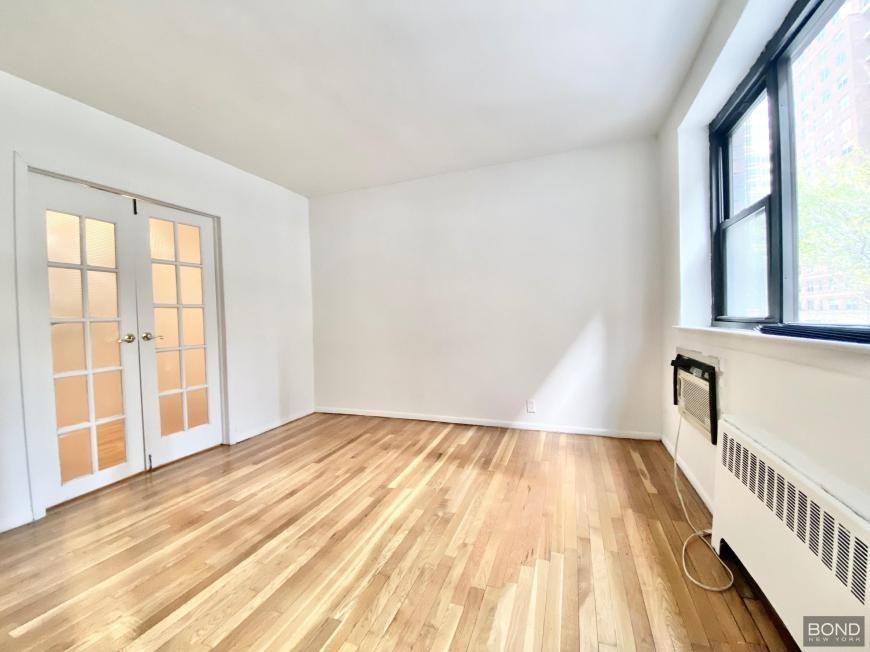 345 E 72nd St - Photo 7 of 10
