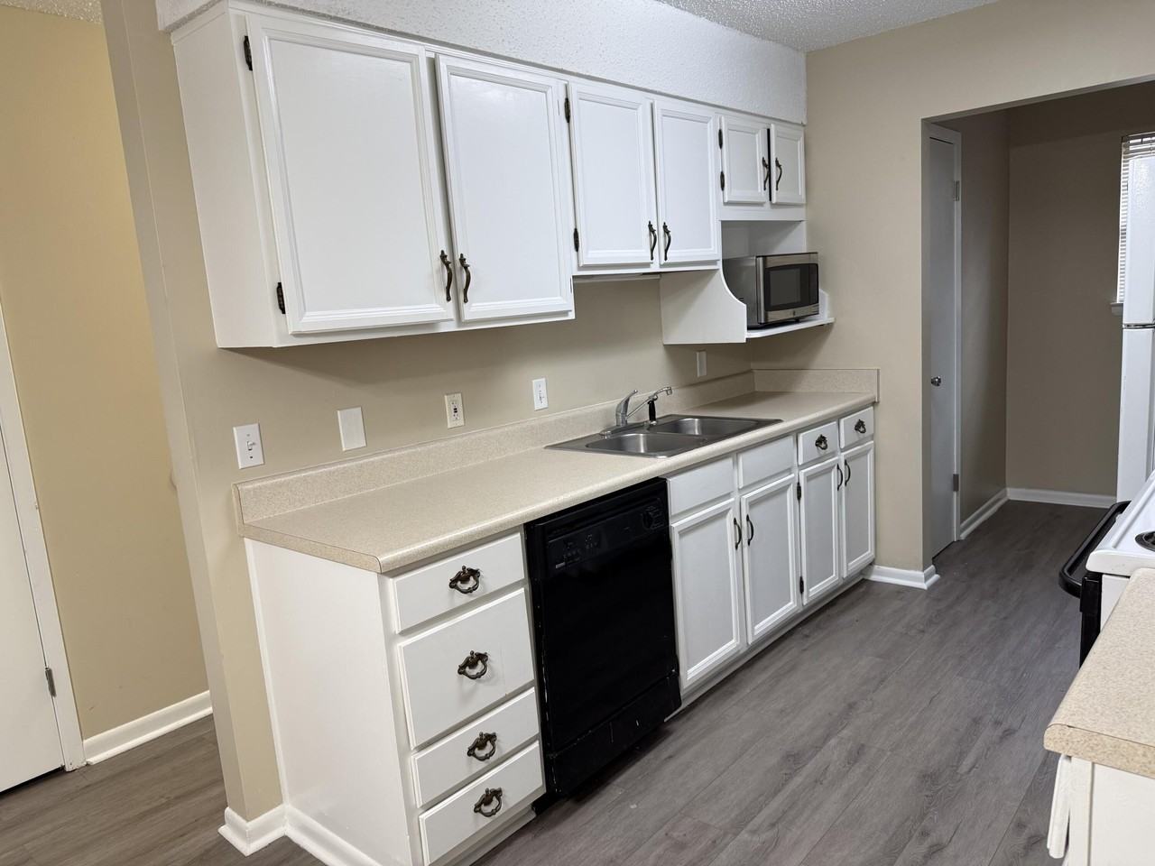 816 Shadow Ln - Photo 4 of 18