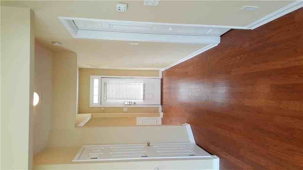 2036 Executive Dr - Photo 2 of 21