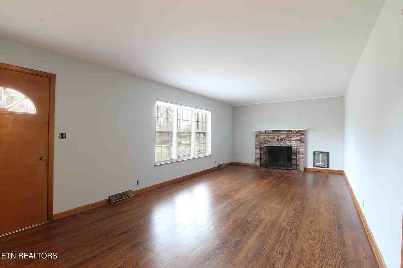 7101 Rollins Rd - Photo 3 of 23