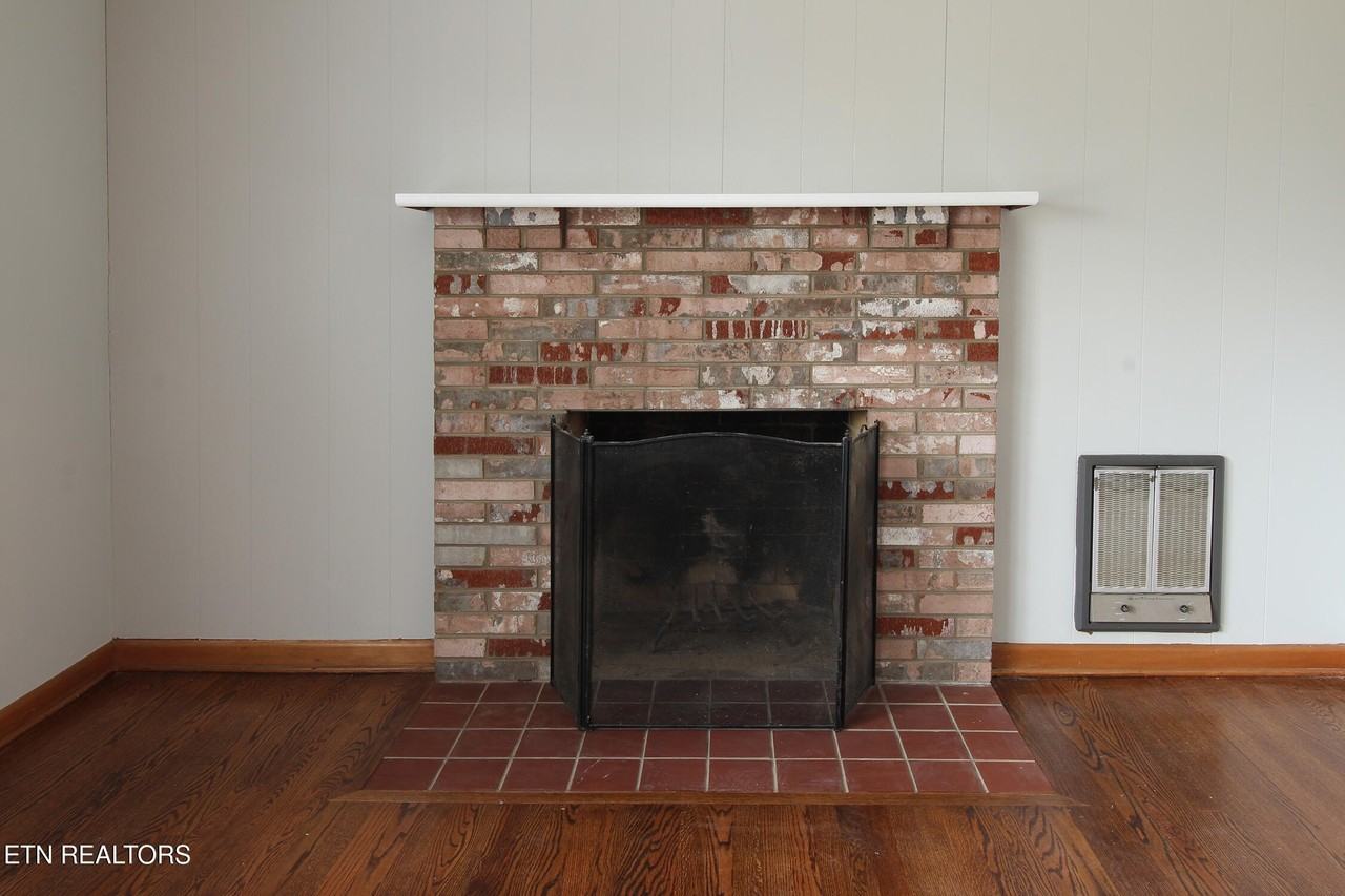 7101 Rollins Rd - Photo 4 of 23