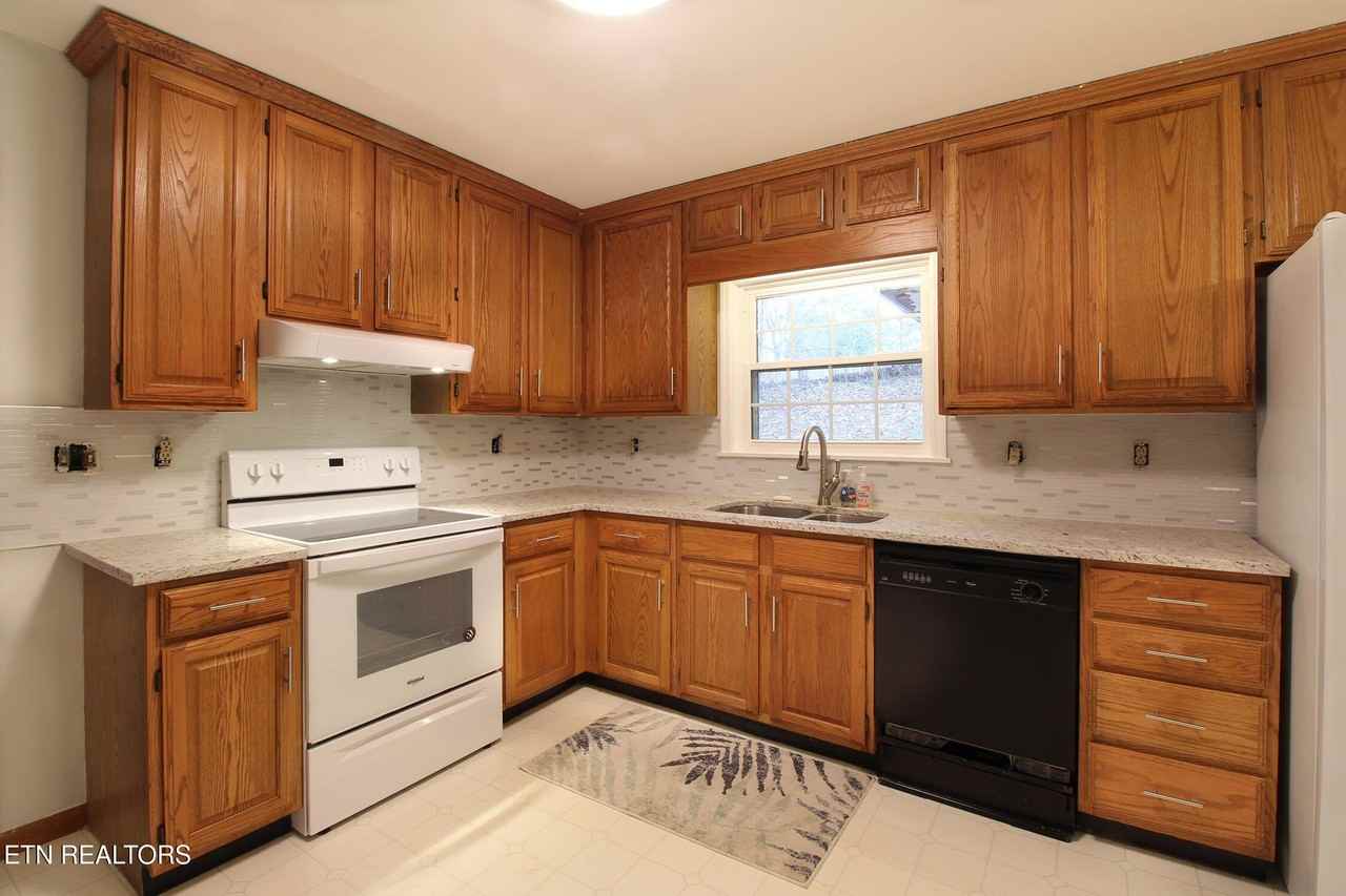 7101 Rollins Rd - Photo 6 of 23
