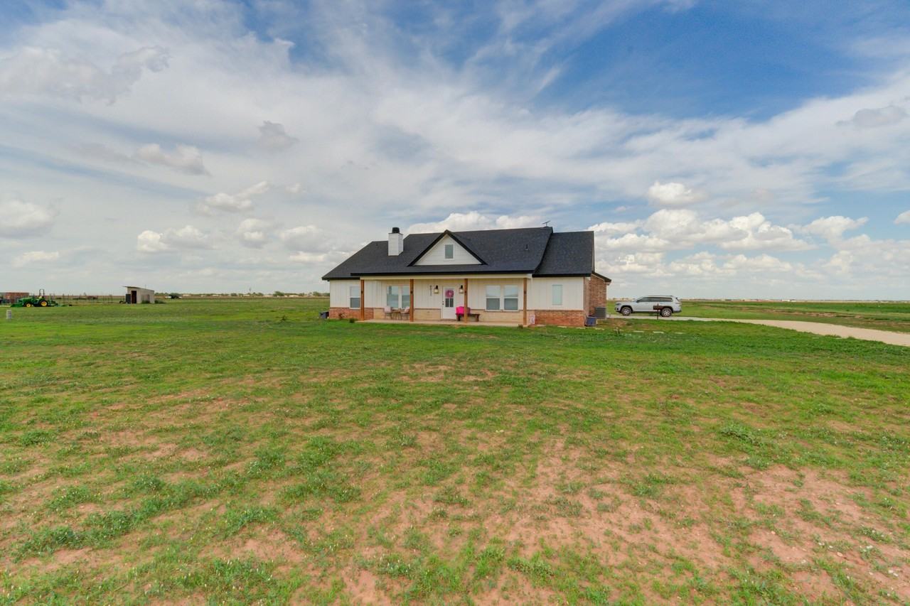9012 N County Road 2700 - Photo 2 of 43