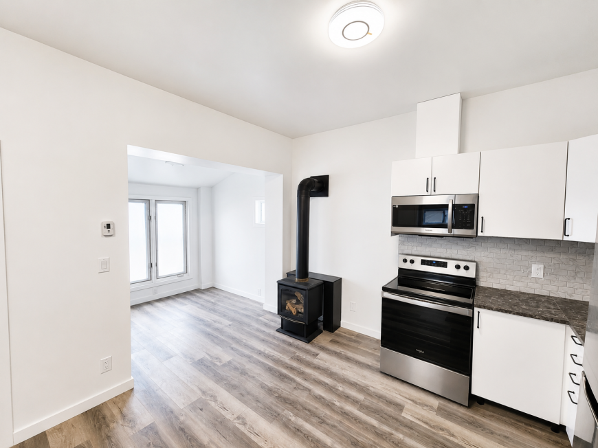 135 Charlotte St - Photo 4 of 9