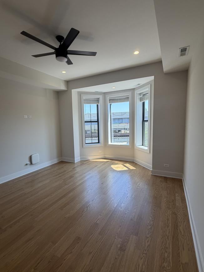 3354 N Sheffield Ave - Photo 6 of 10
