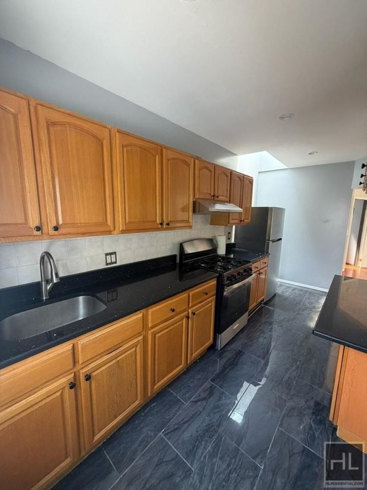 9519 77th St - Photo 2 of 10