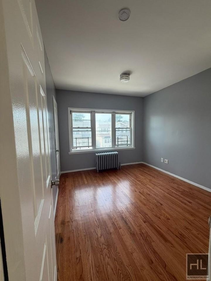 9519 77th St - Photo 5 of 10