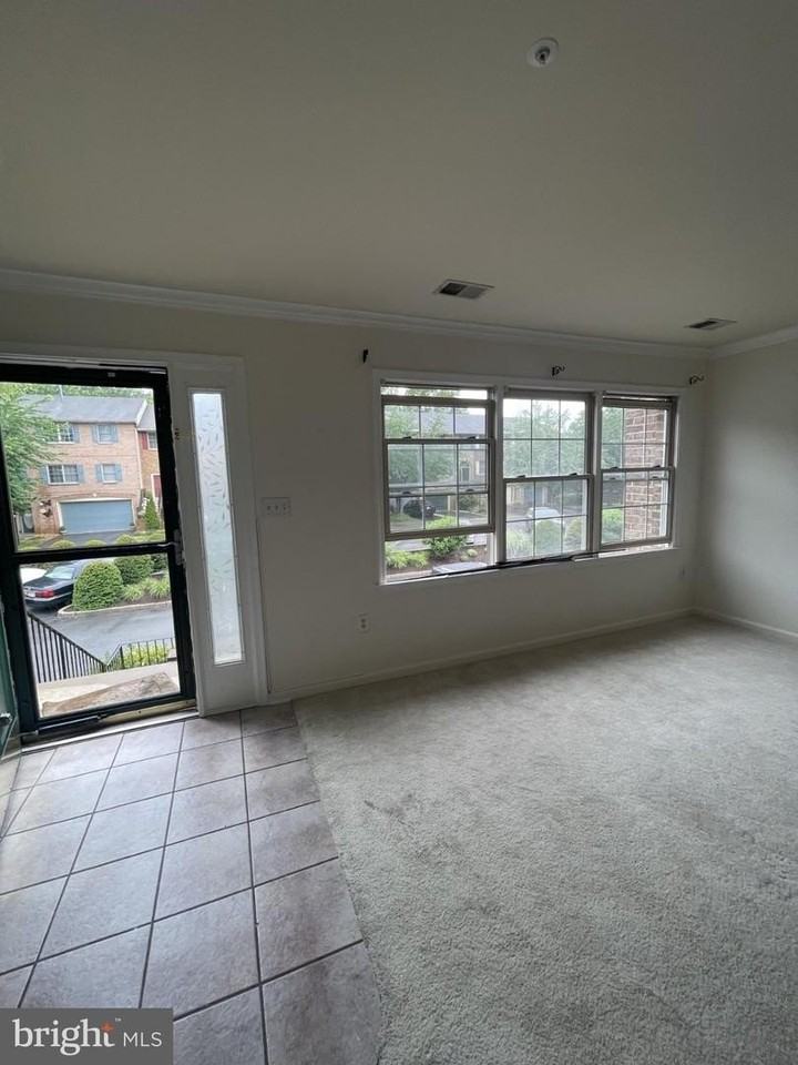 1323 Lindsay Ln - Photo 2 of 26