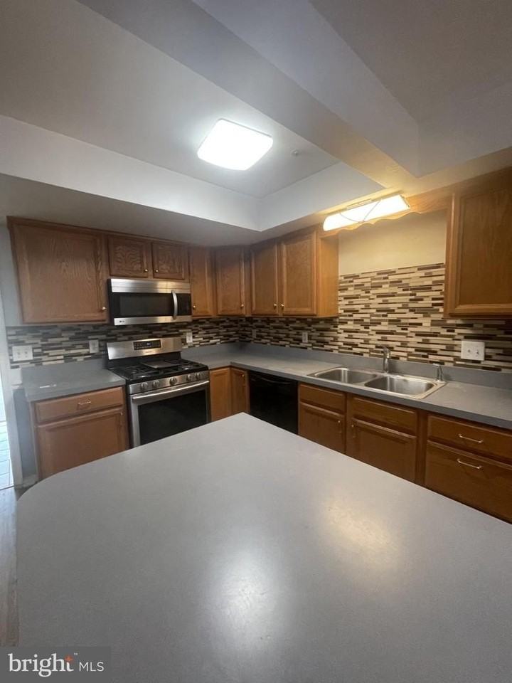 1323 Lindsay Ln - Photo 6 of 26