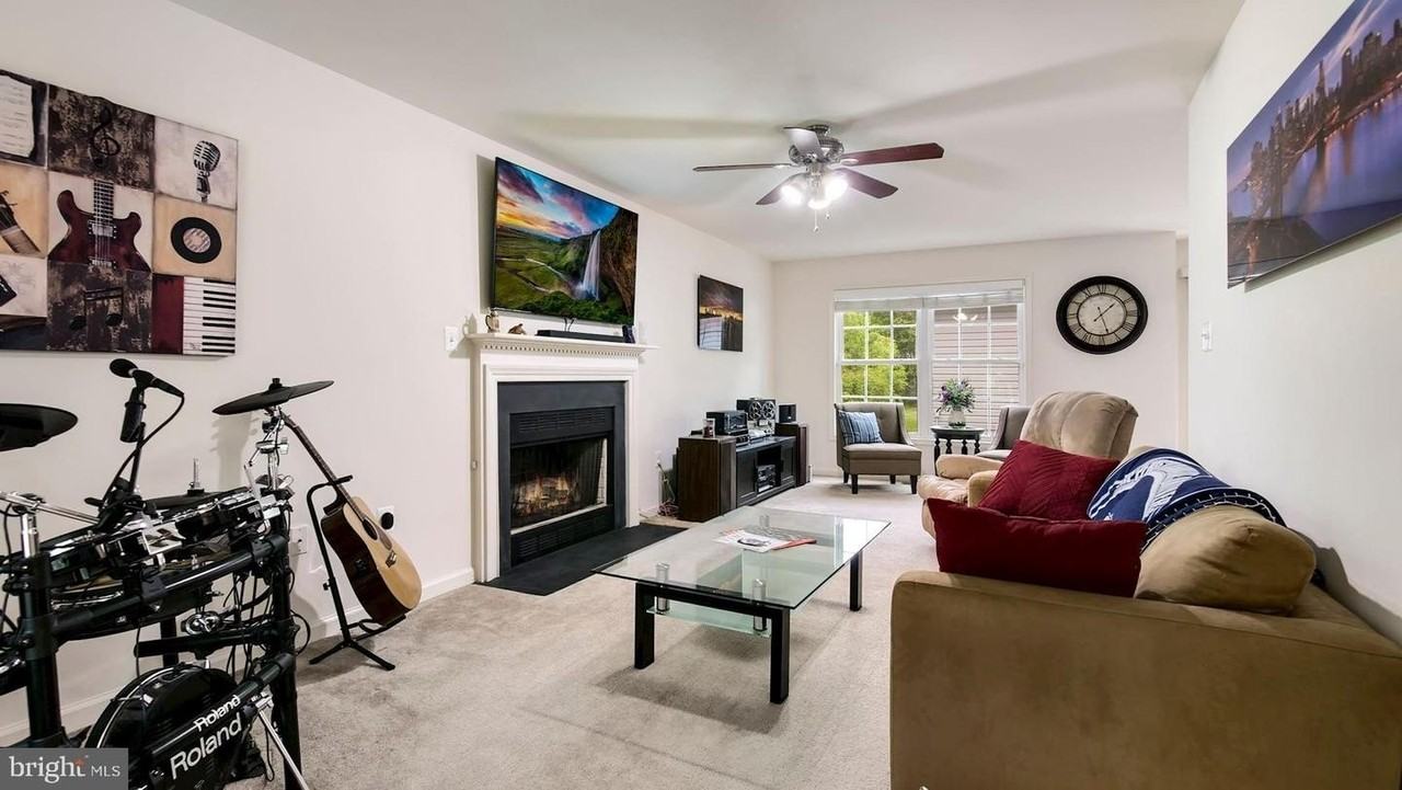 2427 Fort Dr - Photo 2 of 25