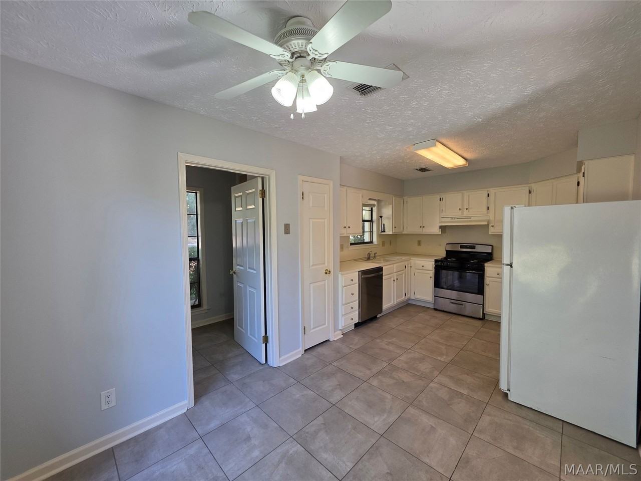 6225 Whitewater Ct - Photo 3 of 24