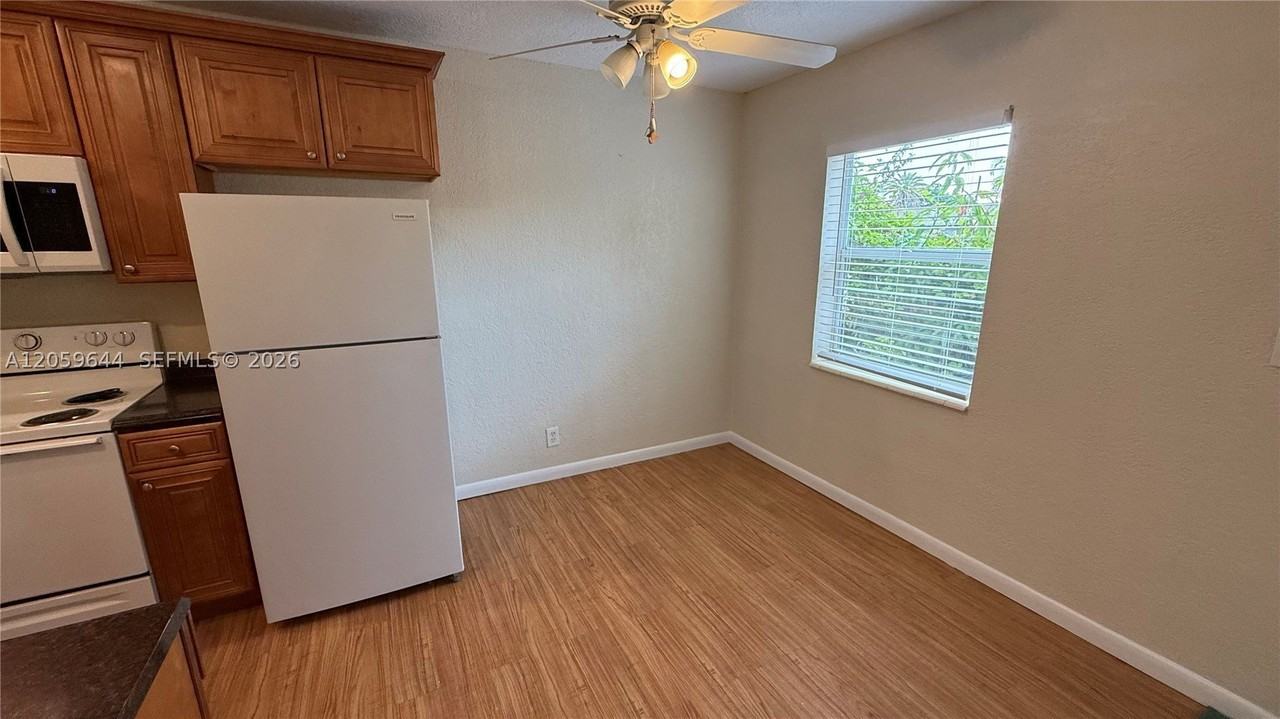 1310 Ne 14th Ave #4 - Photo 2 of 14