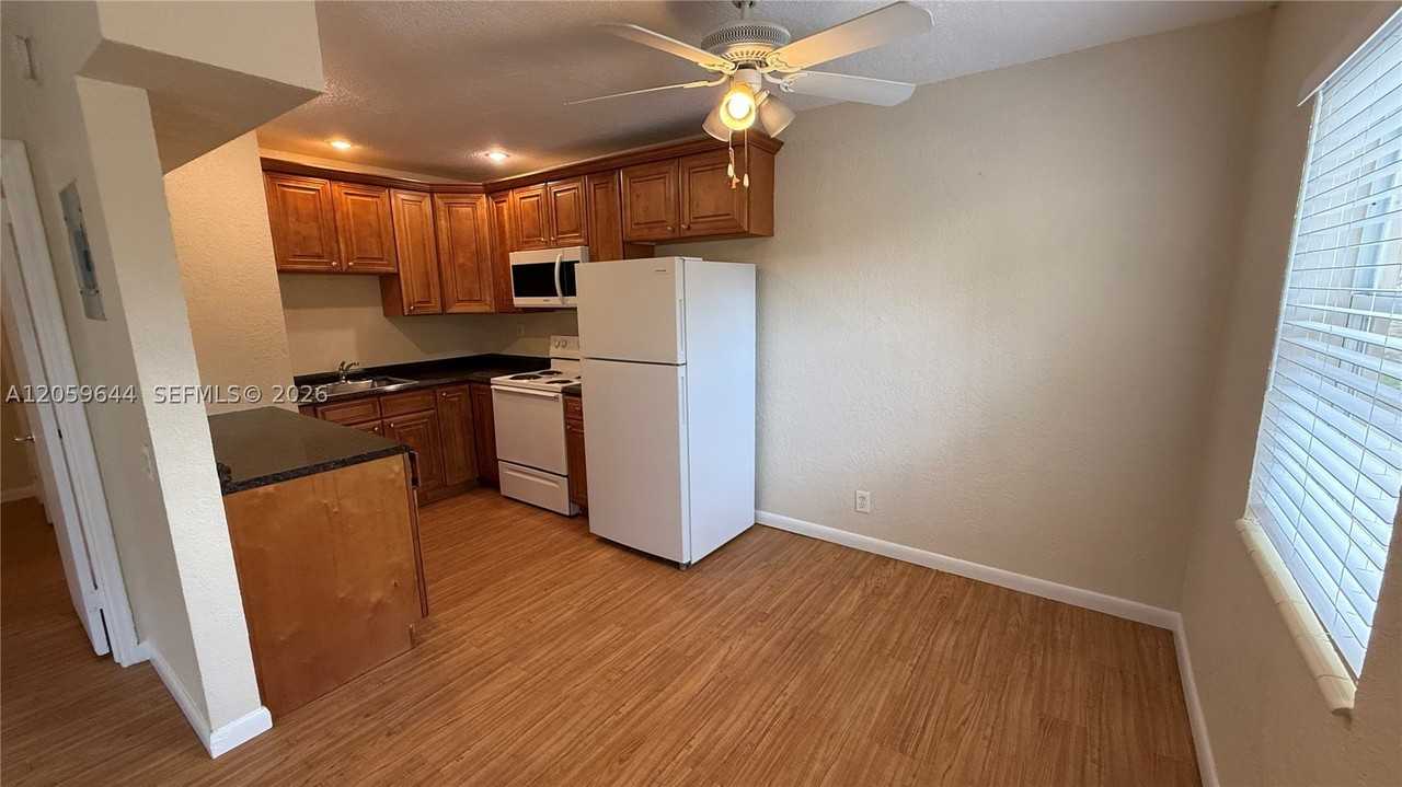 1310 Ne 14th Ave #4 - Photo 3 of 14