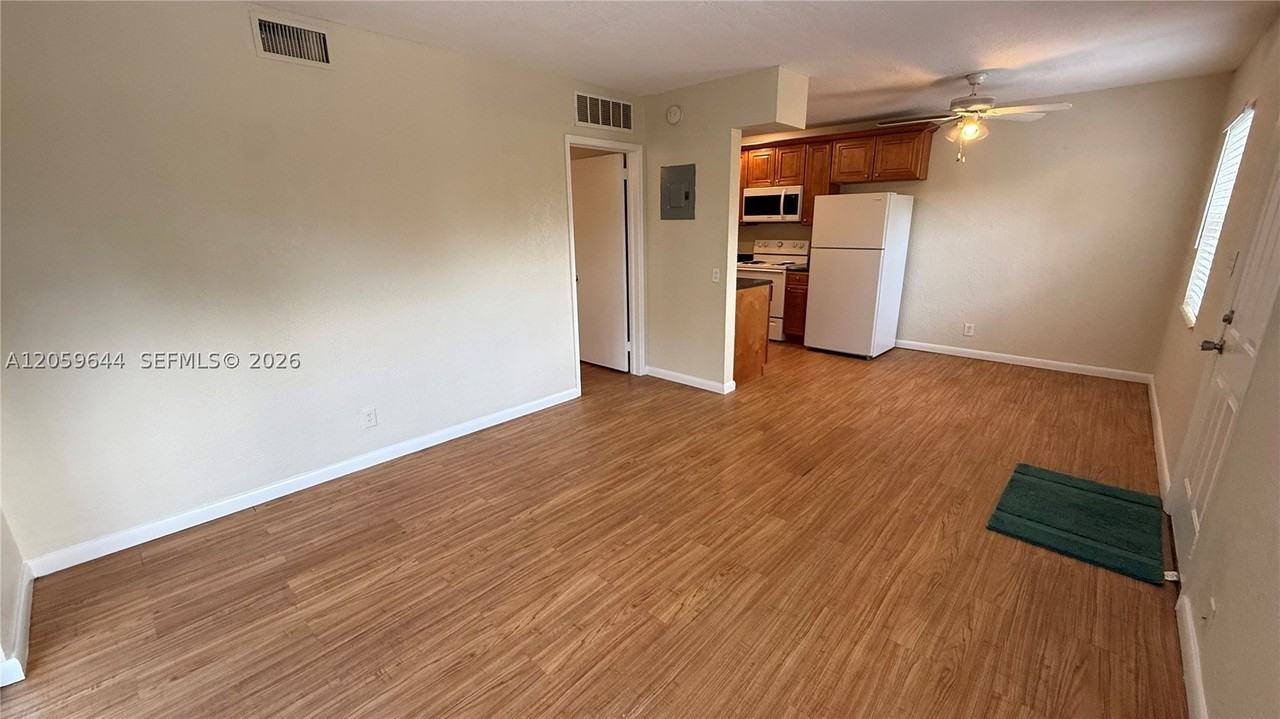 1310 Ne 14th Ave #4 - Photo 4 of 14