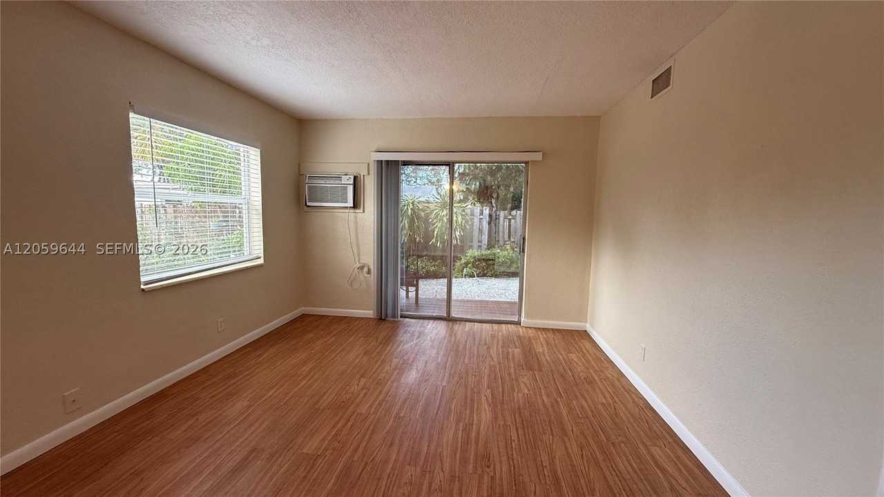 1310 Ne 14th Ave #4 - Photo 6 of 14