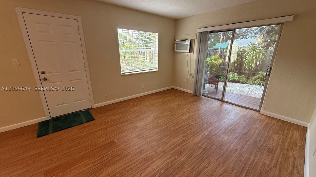 1310 Ne 14th Ave #4 - Photo 7 of 14