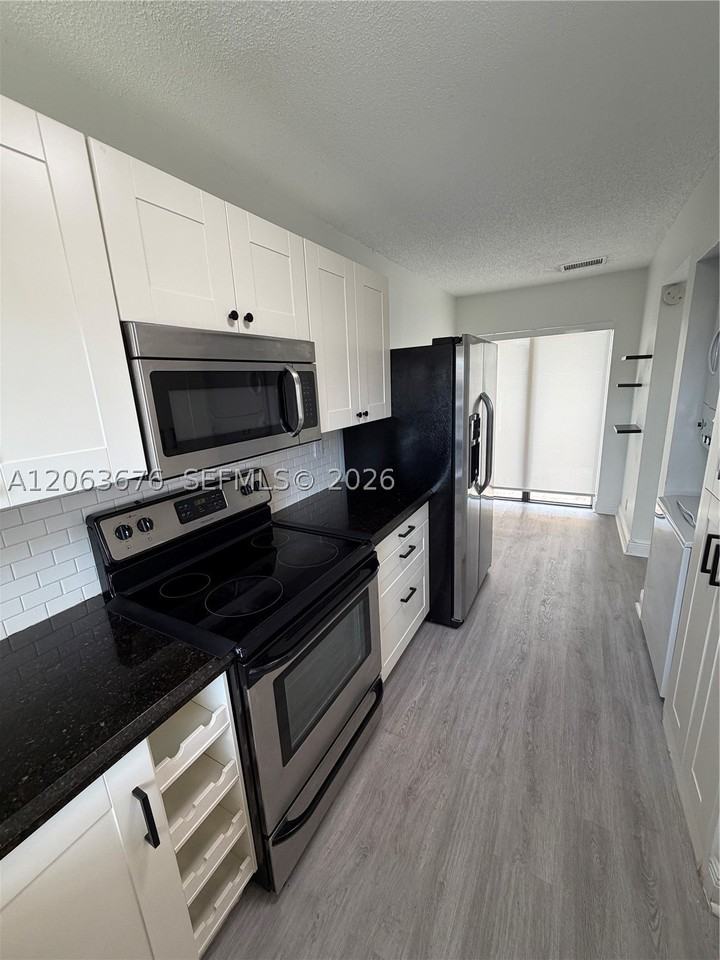 6445 Nw 171st St - Photo 7 of 30