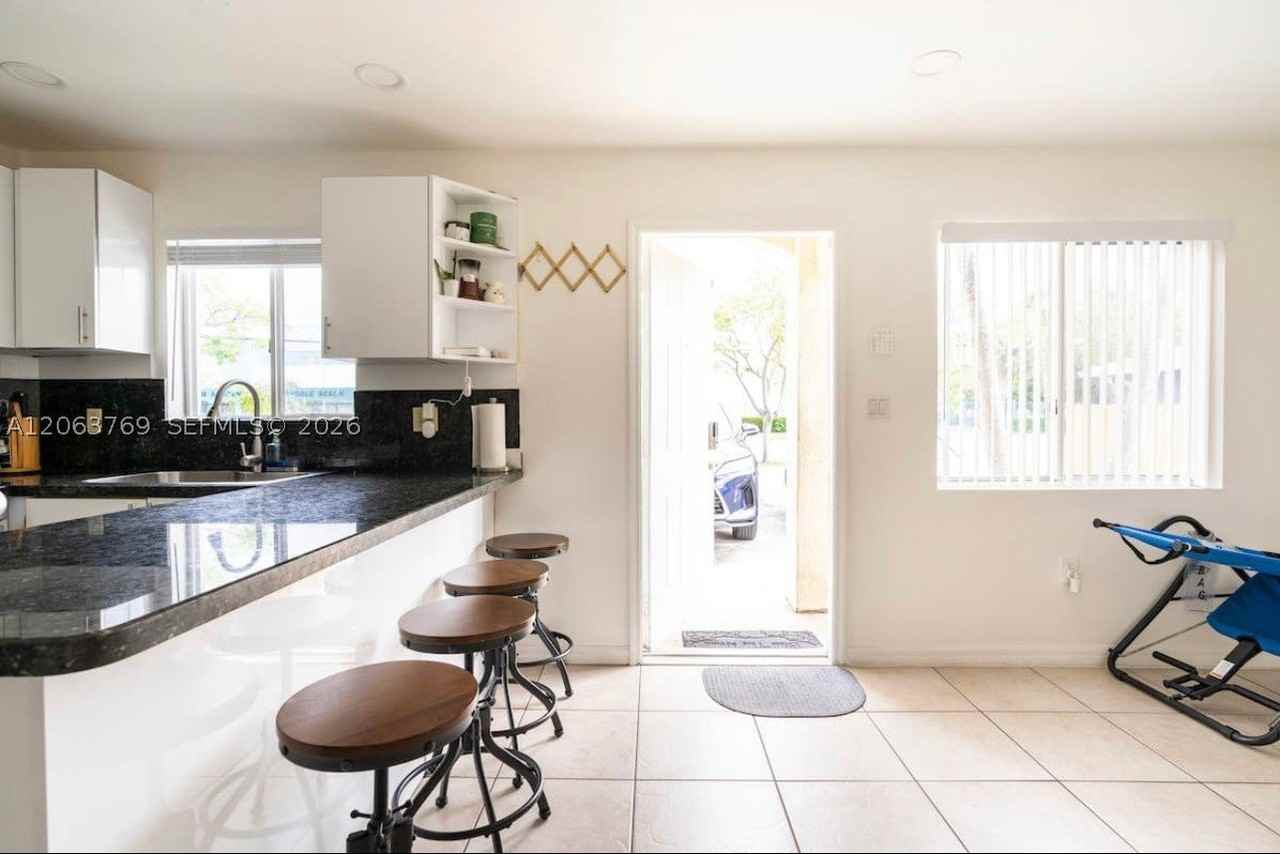 925 Sw 8th St #A - Photo 3 of 20