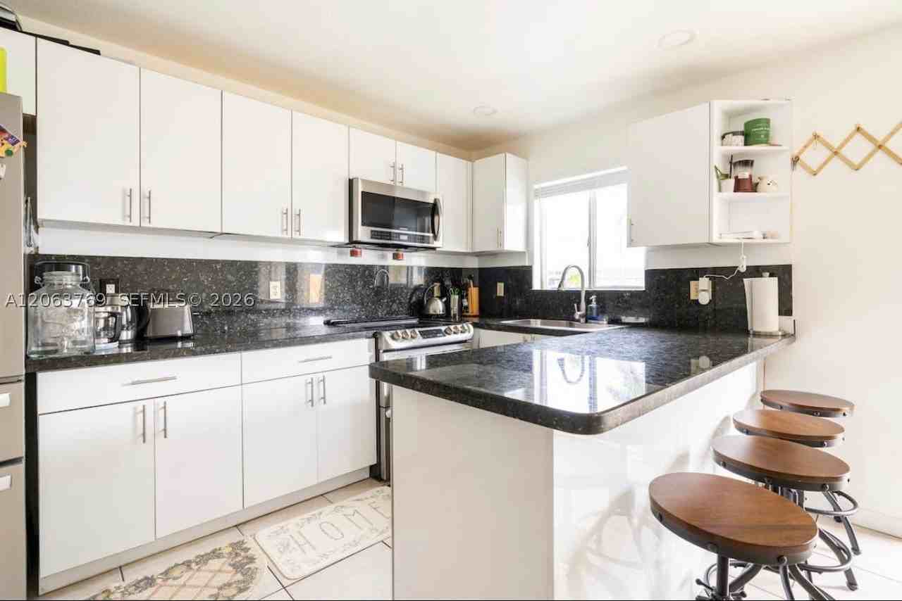 925 Sw 8th St #A - Photo 7 of 20
