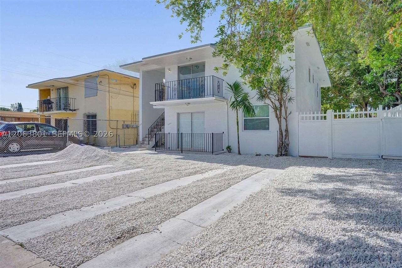 3290 Nw 4th St #3290 - Photo 2 of 13