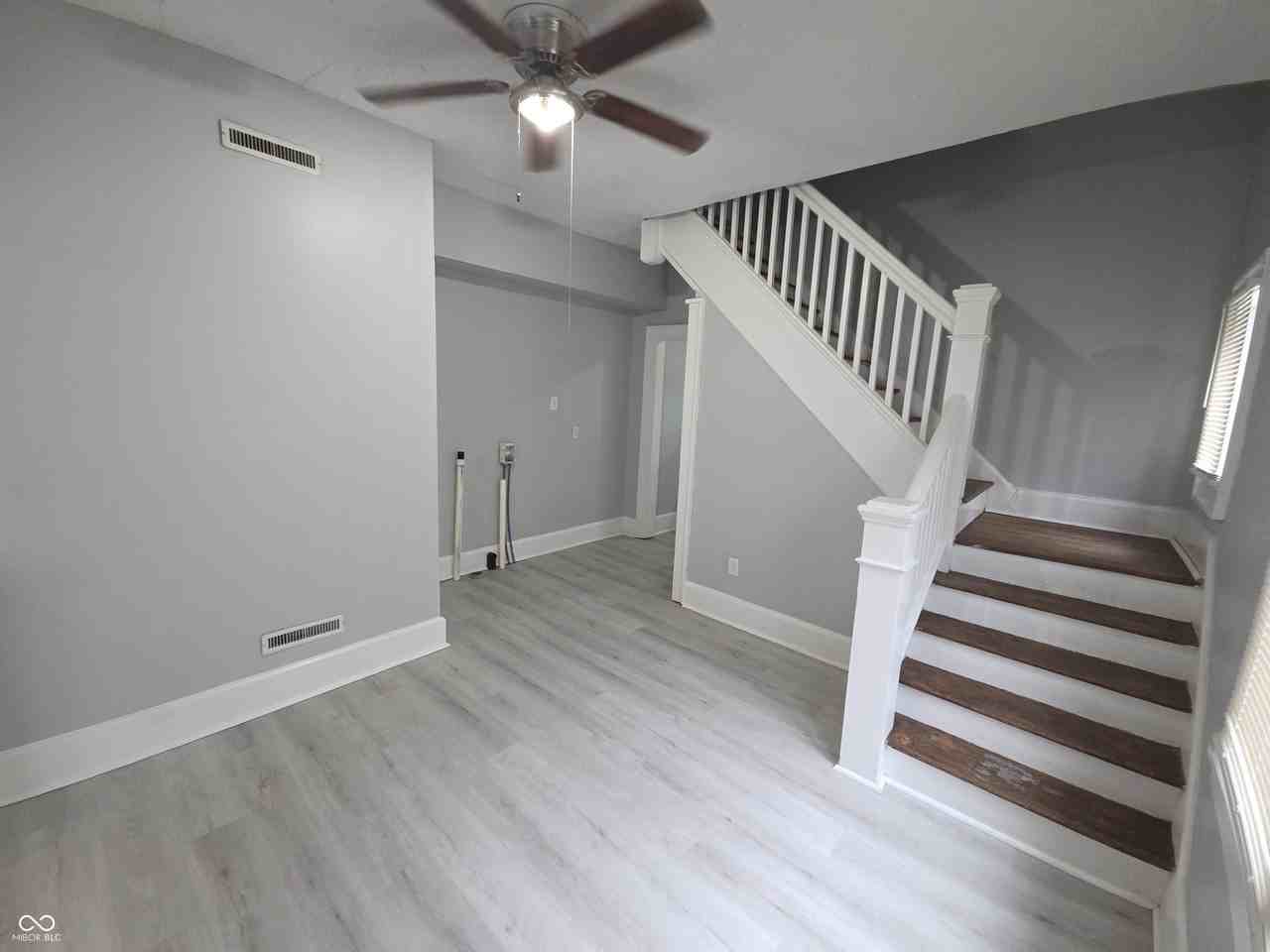 1339 Lee St - Photo 6 of 18