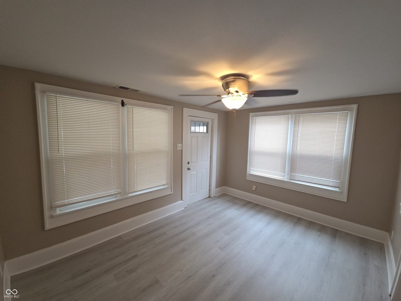 1337 Lee St - Photo 4 of 15