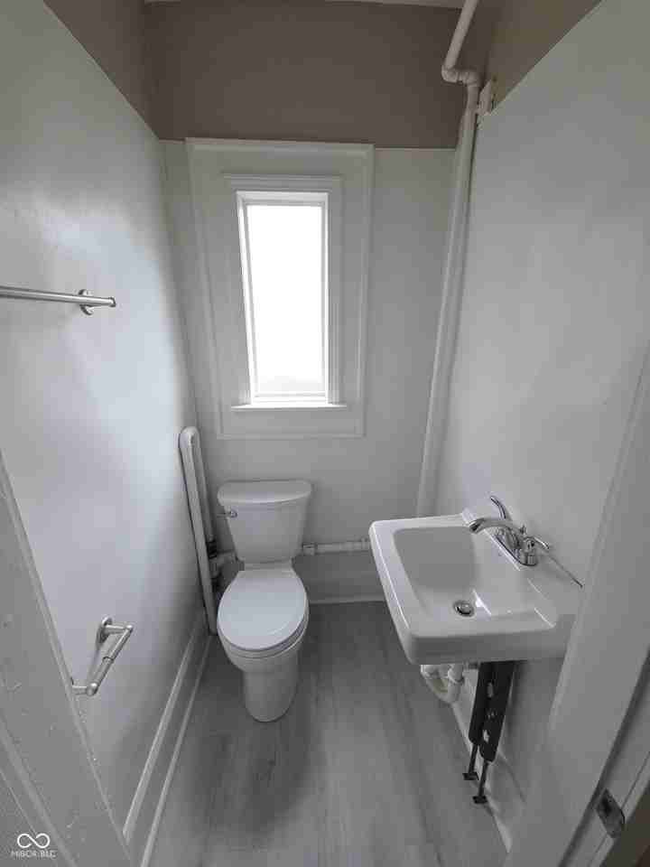1337 Lee St - Photo 7 of 15