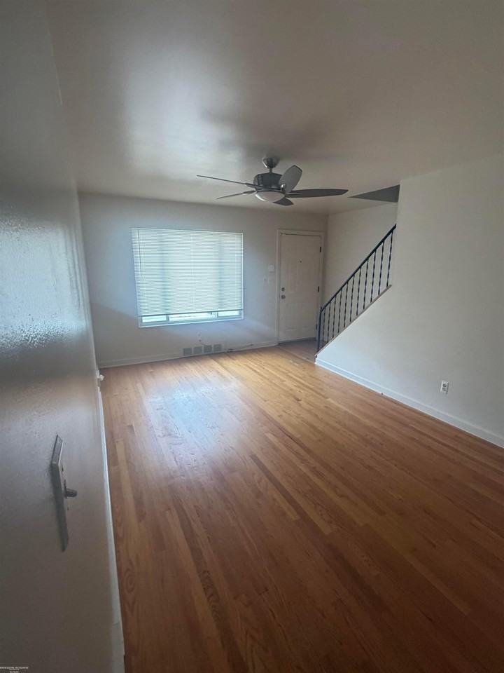 20644 Hollywood St - Photo 2 of 26