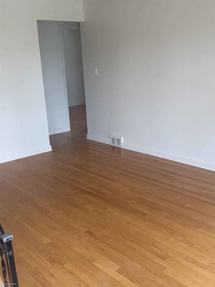 20644 Hollywood St - Photo 3 of 26