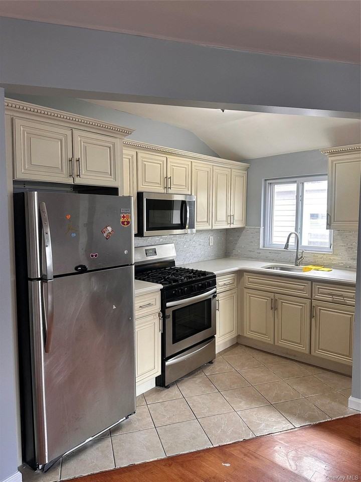18312 144th Ave - Photo 3 of 8