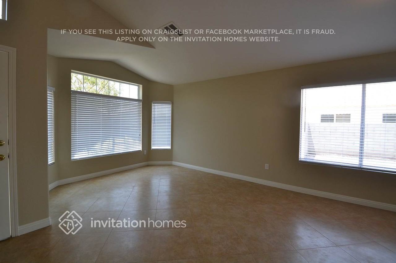 1718 Watercreek Dr - Photo 2 of 10