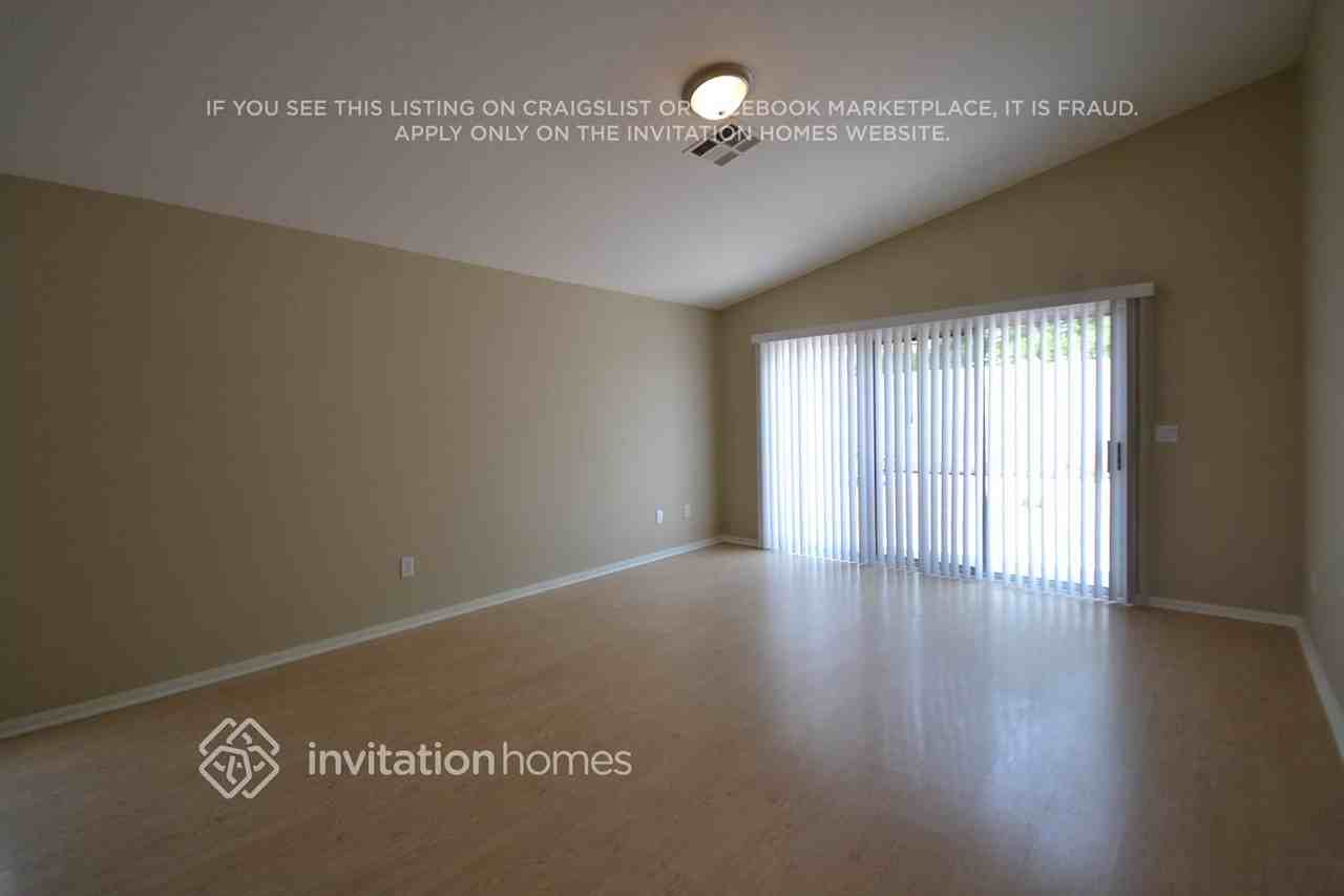 1718 Watercreek Dr - Photo 3 of 10