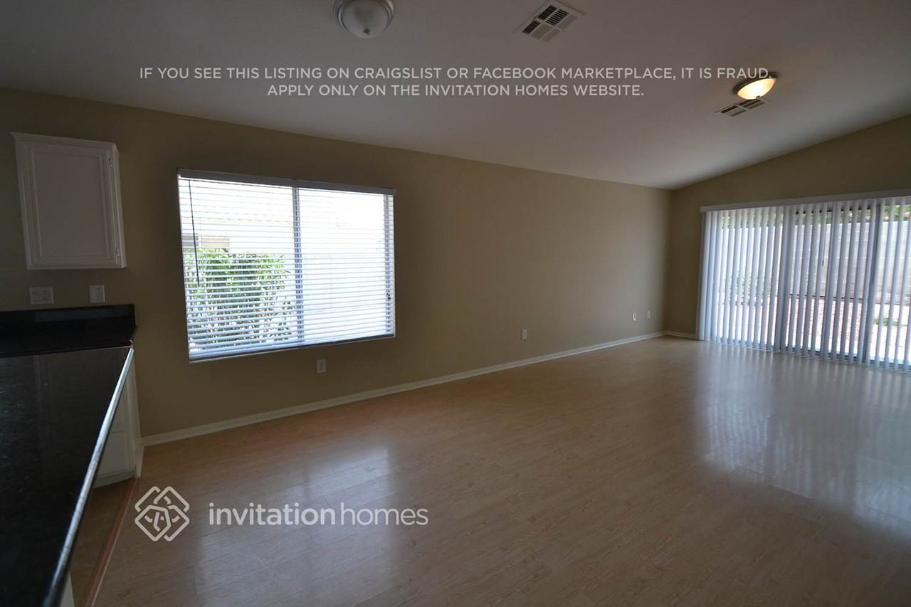1718 Watercreek Dr - Photo 4 of 10