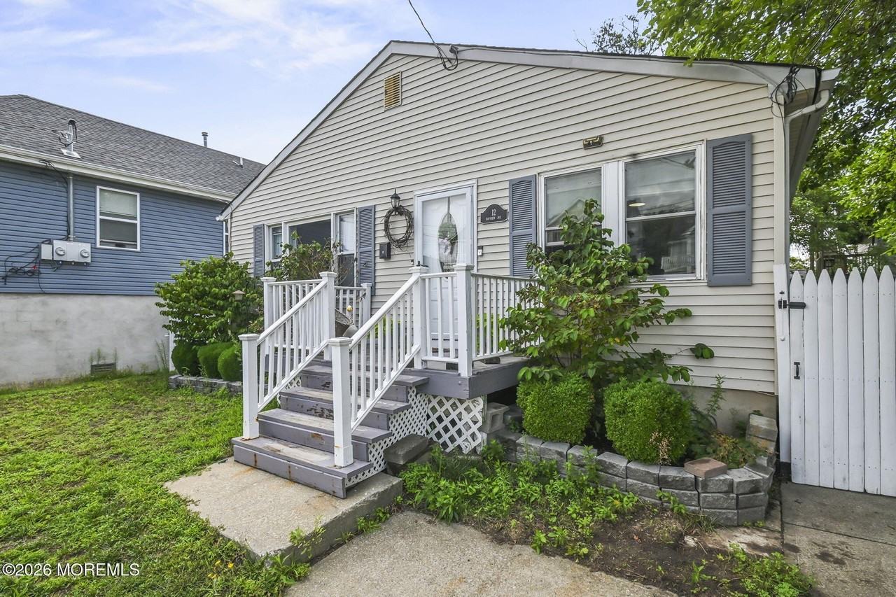 12 Bayview Ave - Photo 2 of 30