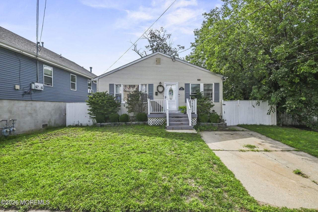12 Bayview Ave - Photo 3 of 30