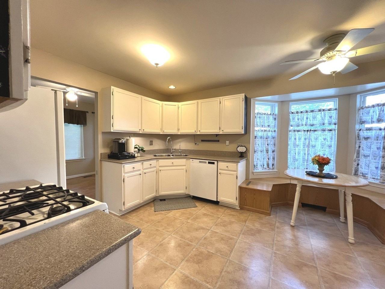 812 Canterbury Ln - Photo 6 of 18