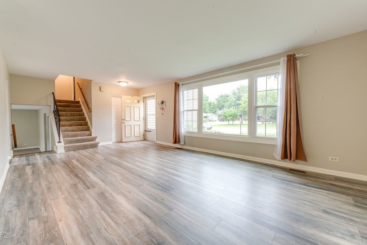 5S735 Park Meadow Dr - Photo 3 of 20