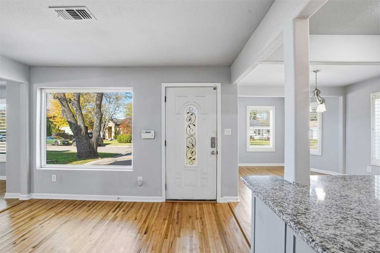 2933 S Hills Ave - Photo 4 of 33