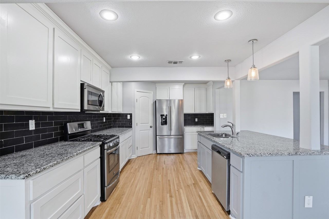 2933 S Hills Ave - Photo 7 of 33
