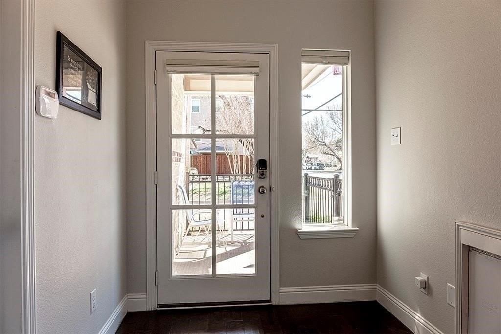 111 Sumac St - Photo 7 of 40