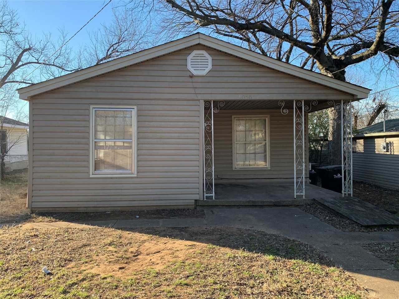 1050 Dubois St