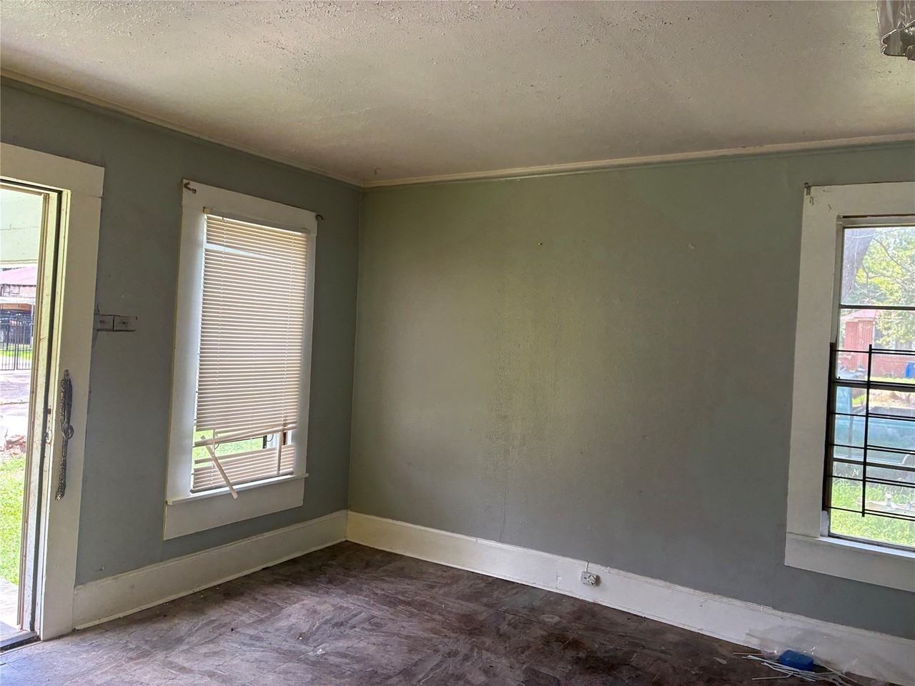 2712 Ashton St - Photo 3 of 10