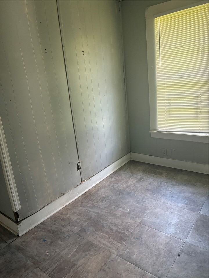 2712 Ashton St - Photo 4 of 10
