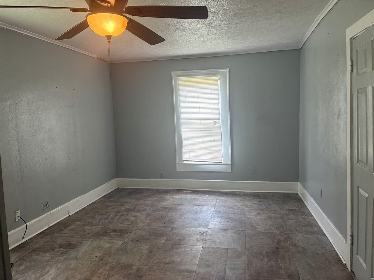 2712 Ashton St - Photo 5 of 10
