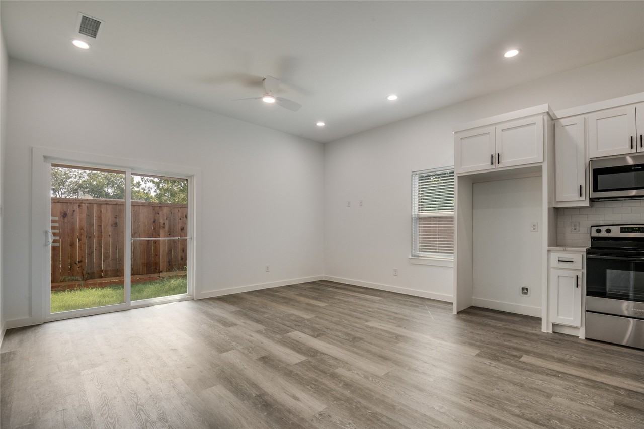 3305 Mineola St #A - Photo 3 of 13