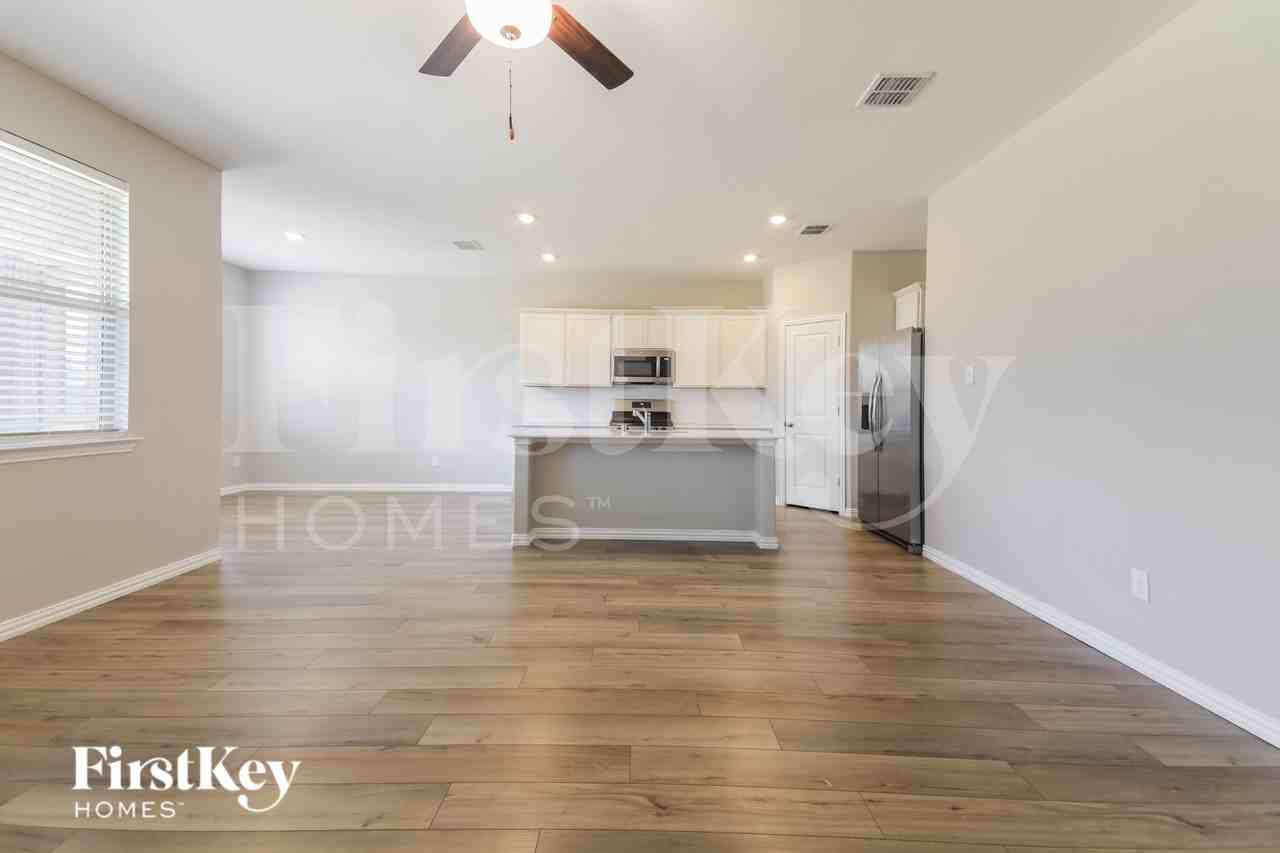 2324 Okeefe Dr - Photo 4 of 20