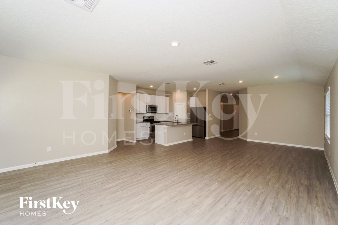 1224 Treehouse Ln - Photo 3 of 19