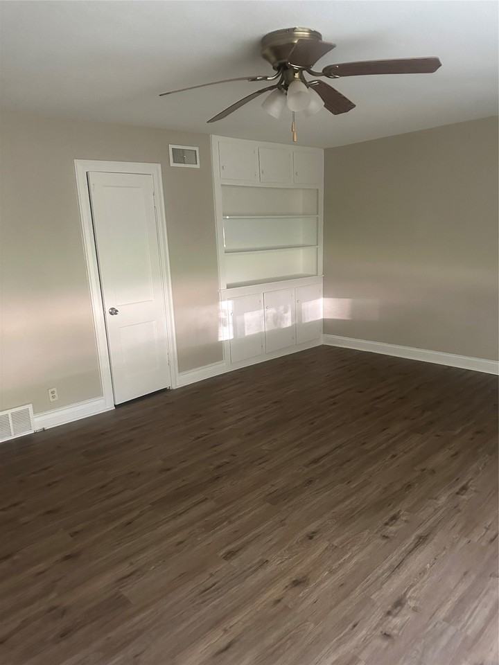 701 Hulme St - Photo 3 of 15