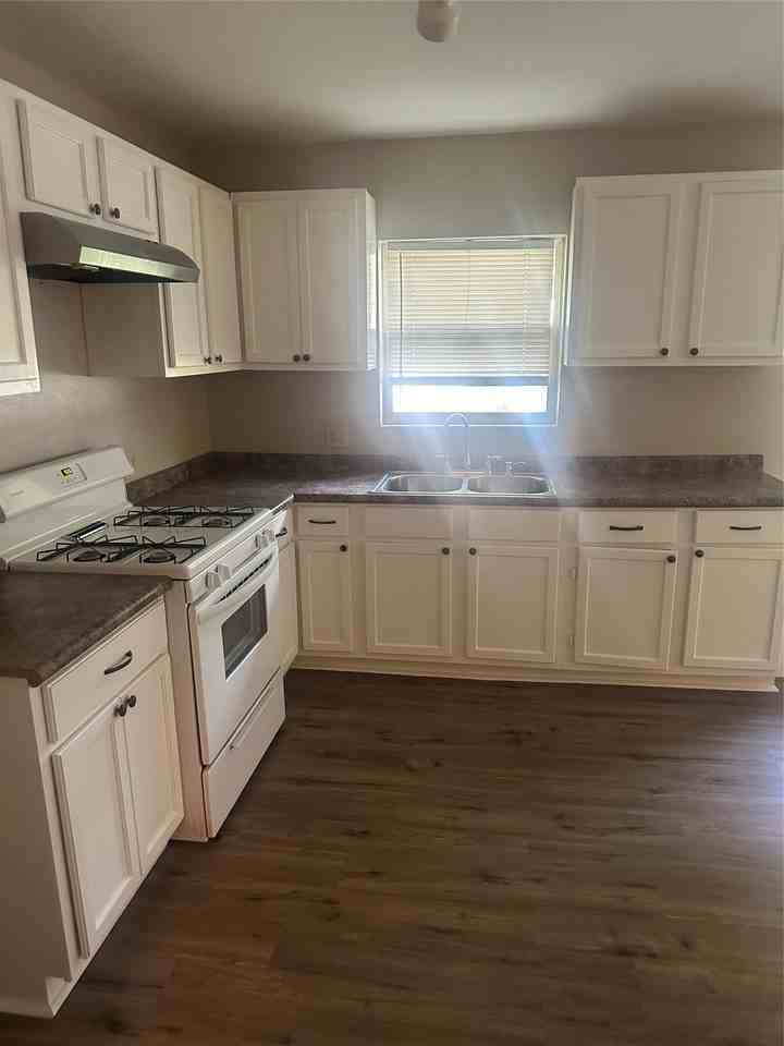 701 Hulme St - Photo 4 of 15